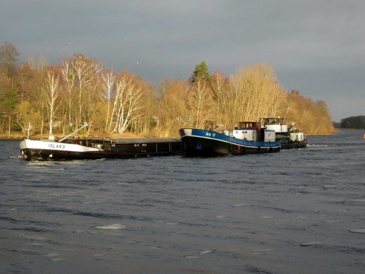 Bunkern während der Talfahrt auf der Havel am 08.01.2016. Bunkerboot Ara 13 (05301450) liefert Treibstoff und/oder andere benötigte Verbrauchsgüter an das GMS Island (04015700) zw. Krughorn (zu Berlin) und Meedehorn (zu Potsdam).