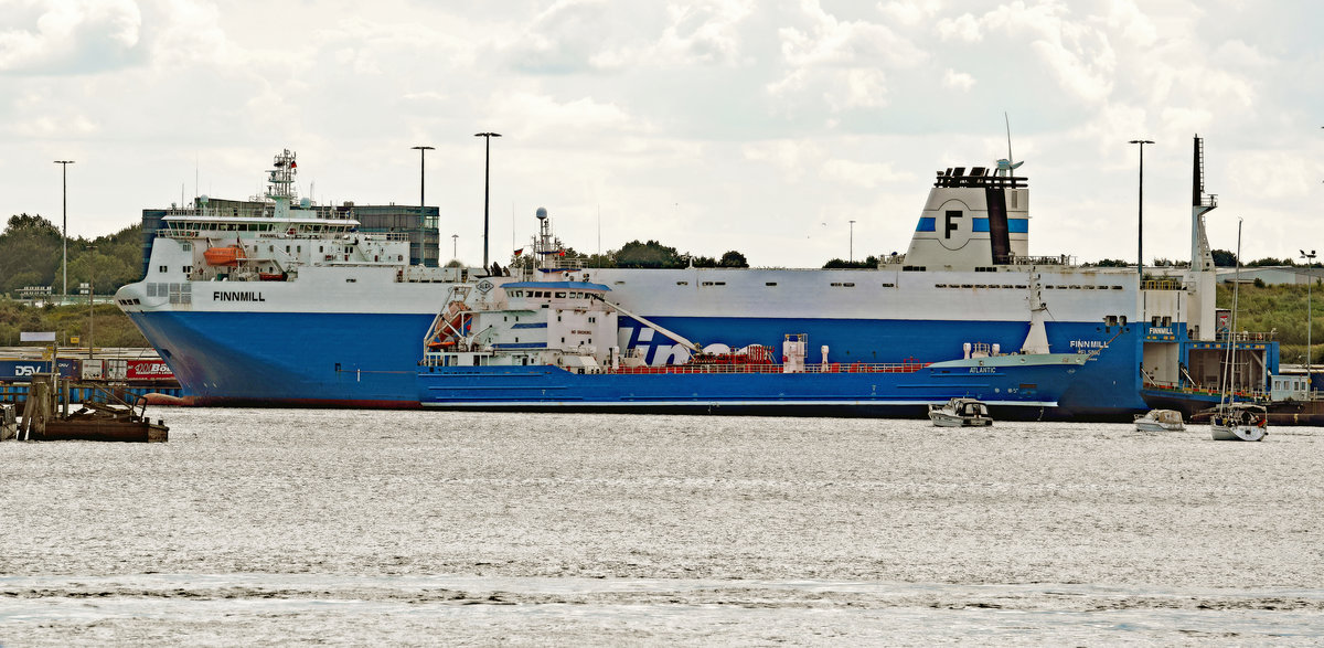 Bunkerschiff ATLANTIC (IMO: 9268186) hat längsseits der FINNMILL (IMO: 9212656) festgemacht. Lübeck-Travemünde, 27.08.2017