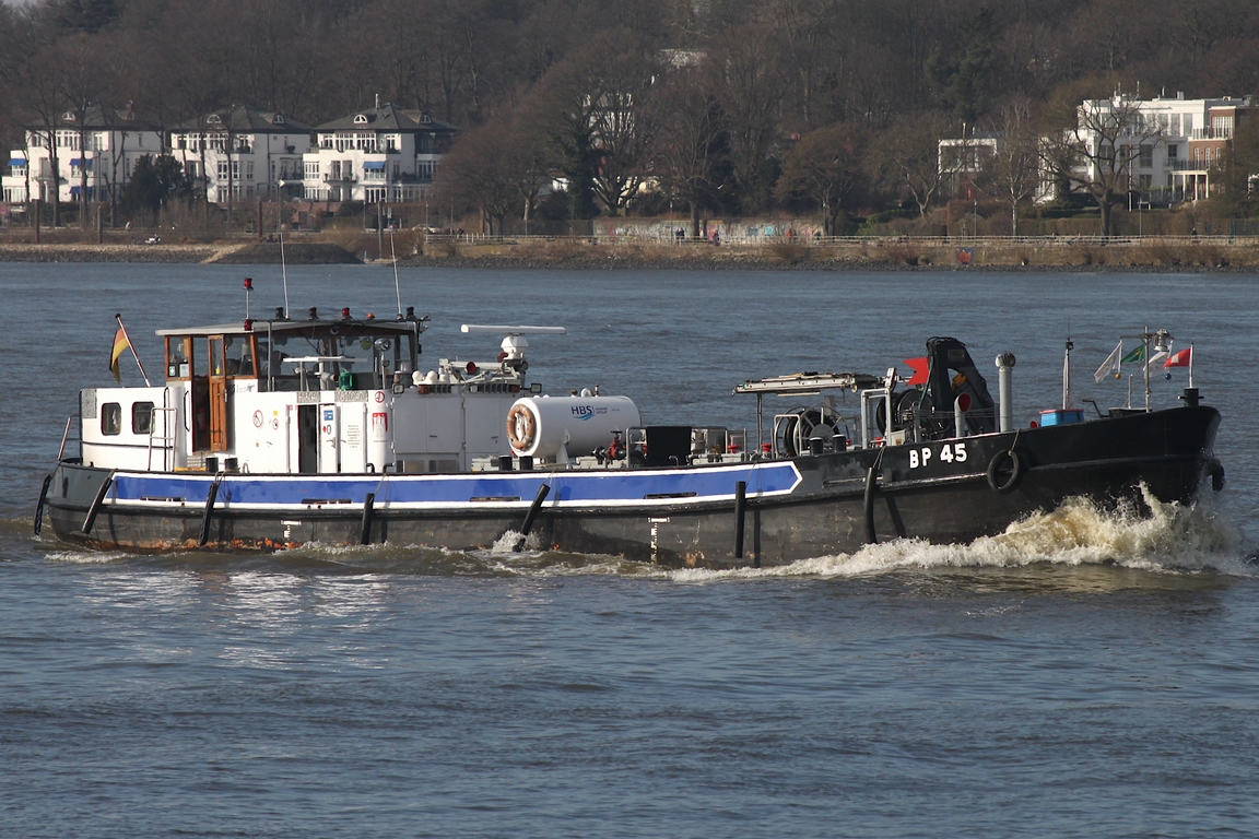 Bunkerschiff BP 45 (ENI 05102470); Datum: 03.03.2026; Aufnahmeort: Elbe/Hafen Hamburg, Deutschland.
