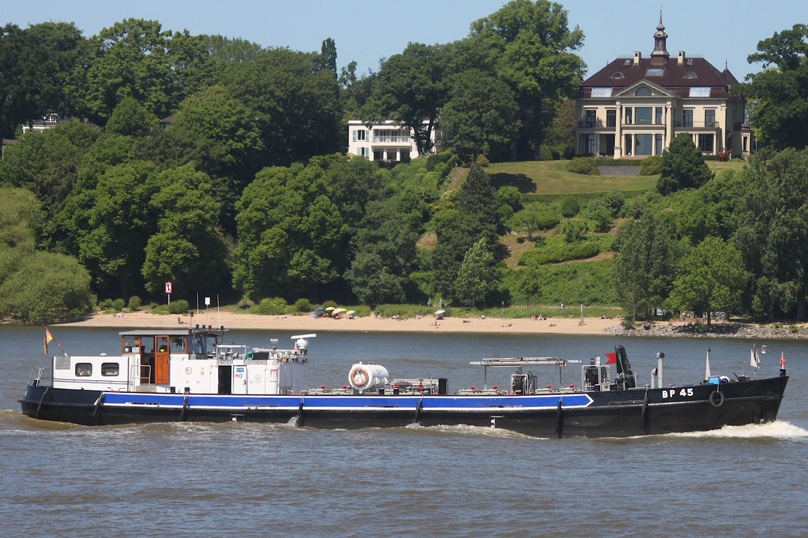 Bunkerschiff BP 45 (ENI 05102470); Datum: 27.05.2026; Aufnahmeort: Elbe/Hafen Hamburg, Deutschland.