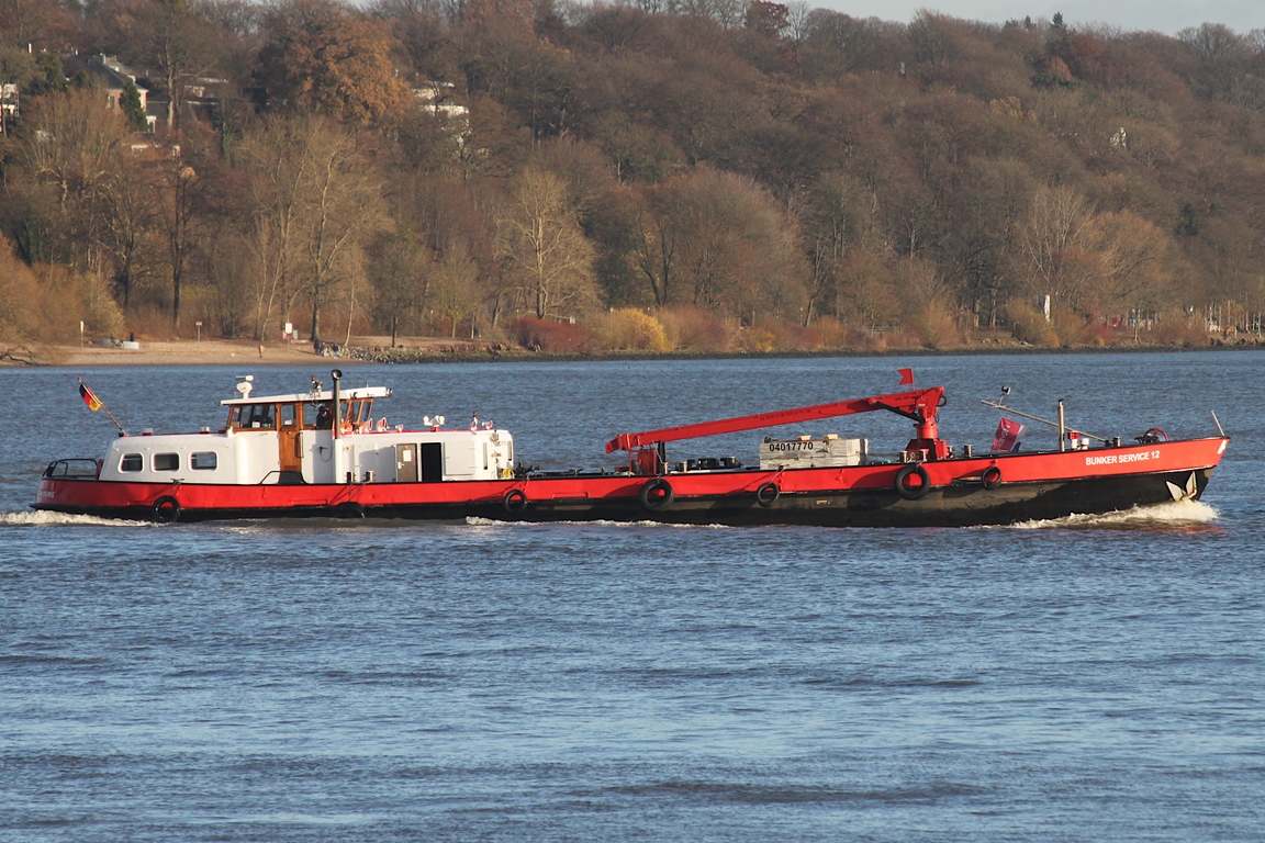 Bunkerschiff BUNKER SERVICE 12  (ENI 04017770), Eigner/Betreiber: NWB Bunker Service; Datum: 01.12.2025; Aufnahmeort: Elbe/Hafen Hamburg, Deutschland.