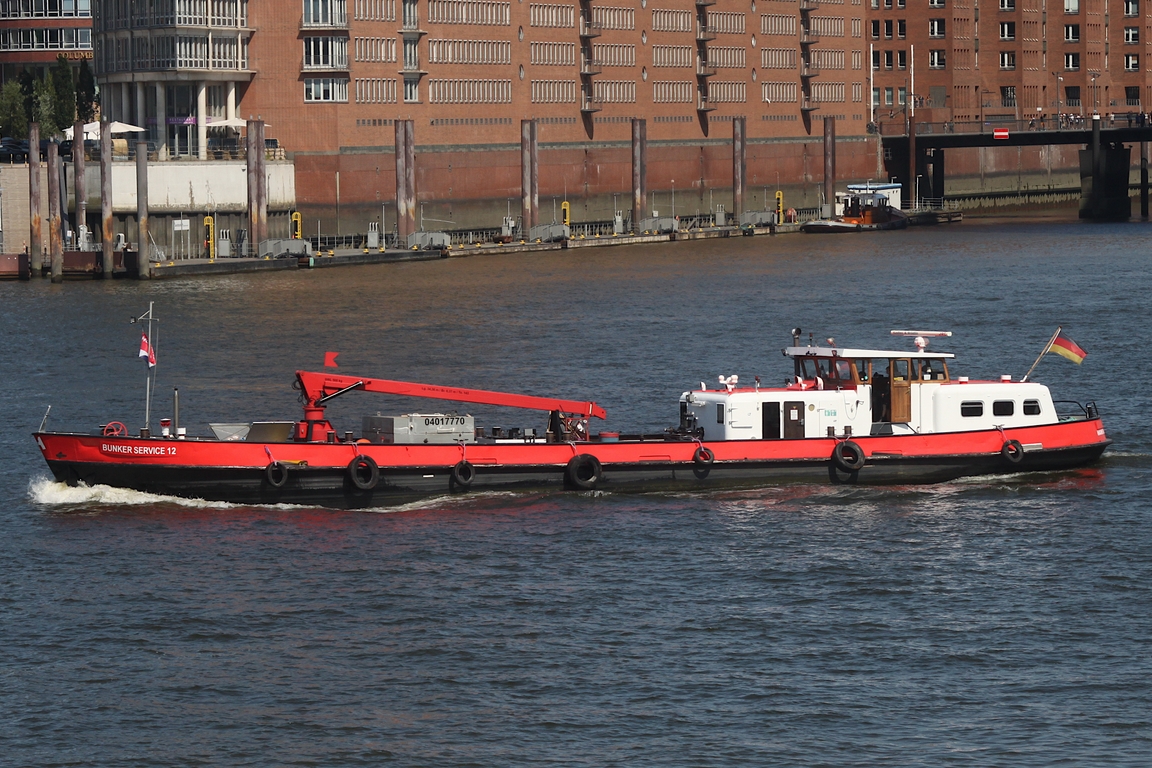 Bunkerschiff BUNKER SERVICE 12 (IMO 04017770), Eigner/Betreiber: NWB Bunker Service; Datum: 03.08.2026; Aufnahmeort: Elbe/Hafen Hamburg, Deutschland.