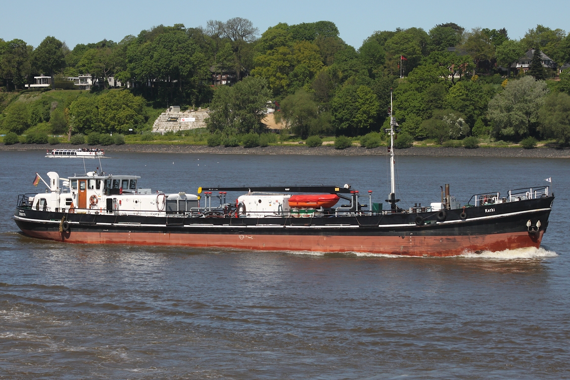 Bunkerschiff KATHI (IMO 7006974) (ENI 05103710); Eigner/Betreiber: Hans Rinck GmbH; Datum: 08.05.2026; Aufnahmeort: Elbe/Hafen Hamburg, Deutschland. Das Bild entstand anl�sslich der Einlaufparade zum 837. Hafengeburtstag.