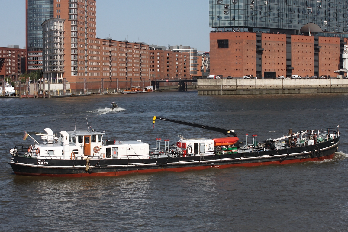 Bunkerschiff KATHI (IMO 7006974) (ENI 05103710); Eigner/Betreiber: Hans Rinck GmbH; Datum: 03.08.2026; Aufnahmeort: Elbe/Hafen Hamburg, Deutschland.