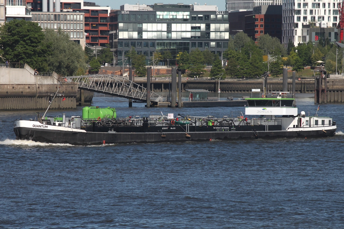 Bunkerschiff QUANTUM (ENI 02325170) ; Eigner/Betreiber: Jongen; Datum: 23.06.2026; Aufnahmeort: Elbe/Hafen Hamburg, Deutschland.
