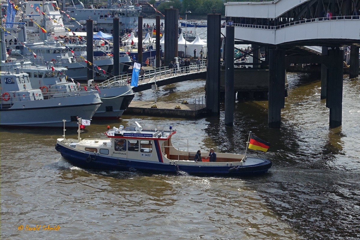 BUNTHAUS (H 3422) am 11.5.2019 (Hafengeburtstag), jetzt in den Farben der „Flotte Hamburg“ und der Kennzeichnung als „Harbour Masters Division“ statt „Oberhafenamt“: Hamburg, Elbe hinter der Überseebrücke  /
Ex-Name: HAFENVERWALTUNG 5
Barkasse der (HPA) / Lüa 15,1 m, B 3,4 m, Tg 1,4 m / gebaut 1975 bei Staackwerft, Lübeck
