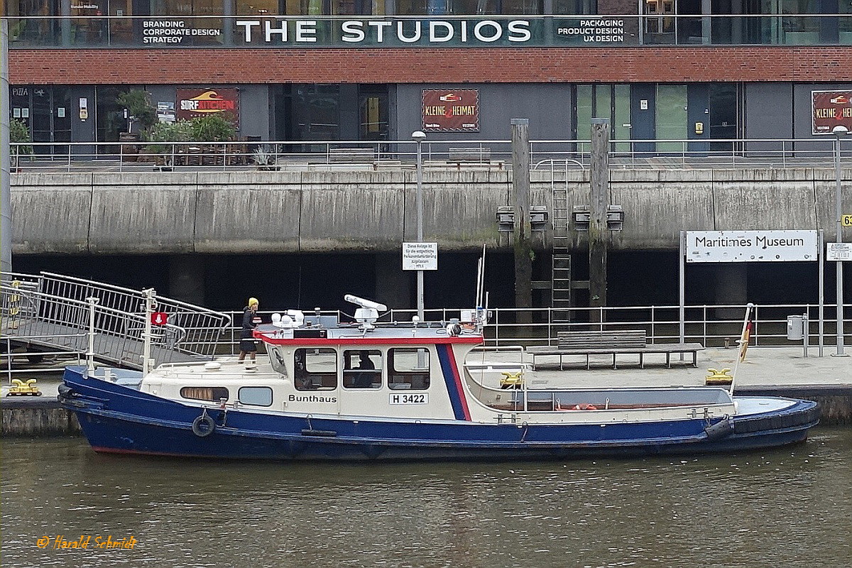 BUNTHAUS (H 3422) am 16.11.2021 Hamburg, Magdeburger Hafen, Anleger „Maritimes Museum“  /
ex-Name: HAFENVERWALTUNG 5 / 
Barkasse / Lüa 15,1 m, B 3,4 m, Tg 1,4 m / 1 MAN-Diesel, D2866 F, 151 kW (205 PS) / gebaut 1975 bei Staackwerft, Lübeck  / Eigner: HPA, Flagge D, Heimathafen Hamburg /   
Aufgabe: Verbringen von Personen innerhalb des Hafens und leichte Schlepparbeiten /
