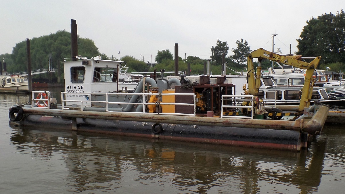 BURAN (ENI 05502570) am 16.7.2017, Hamburg, Billwerder Bucht  /
Spülschiff / Lüa 12,3 m, B 5,5 m, Tg 0,6 m / 1 Diesel, 92 kW (125 PS) / gebaut 1980 / Eigner: Pontonanlage Norderelbe (PAN) (Bätjer) /
