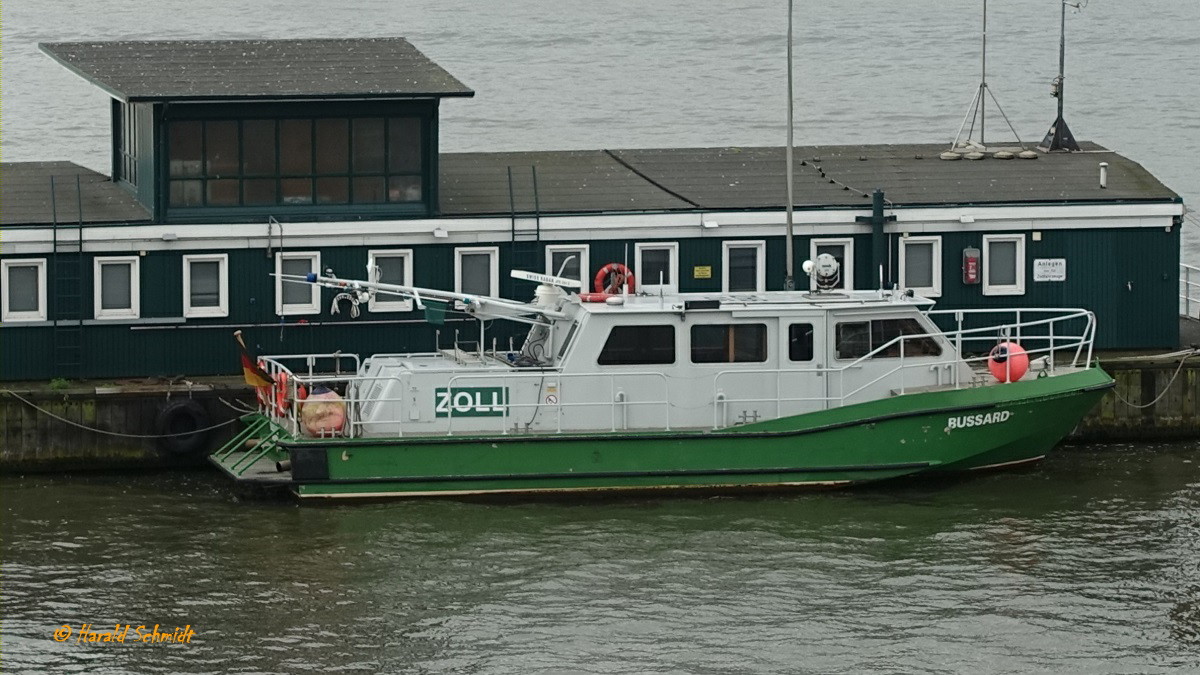 BUSSARD  am 13.10.2019, Hamburg, Elbe, Innenkante Überseebrücke /

Ex-Namen: SCHÖNA bis 2004; FREISTAAT SACHSEN  /

Zollboot / gebaut 1997 bei Menzer, HH-Bergedorf / Wasserstrahl (Jet) Antrieb /
