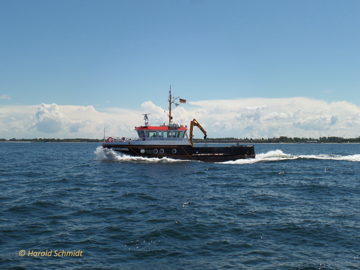 BUSSARD am 22.6.2011 auf der Kieler Förde /

Seezeichenmotorschiff / L 20,06 m, B 5,5 m, Tg. 1,4 m / 267 kW, 10,2 kn / 1998 bei Fassmer Werft, Berne / WSA Lübeck, Heimathafen: Kiel /
