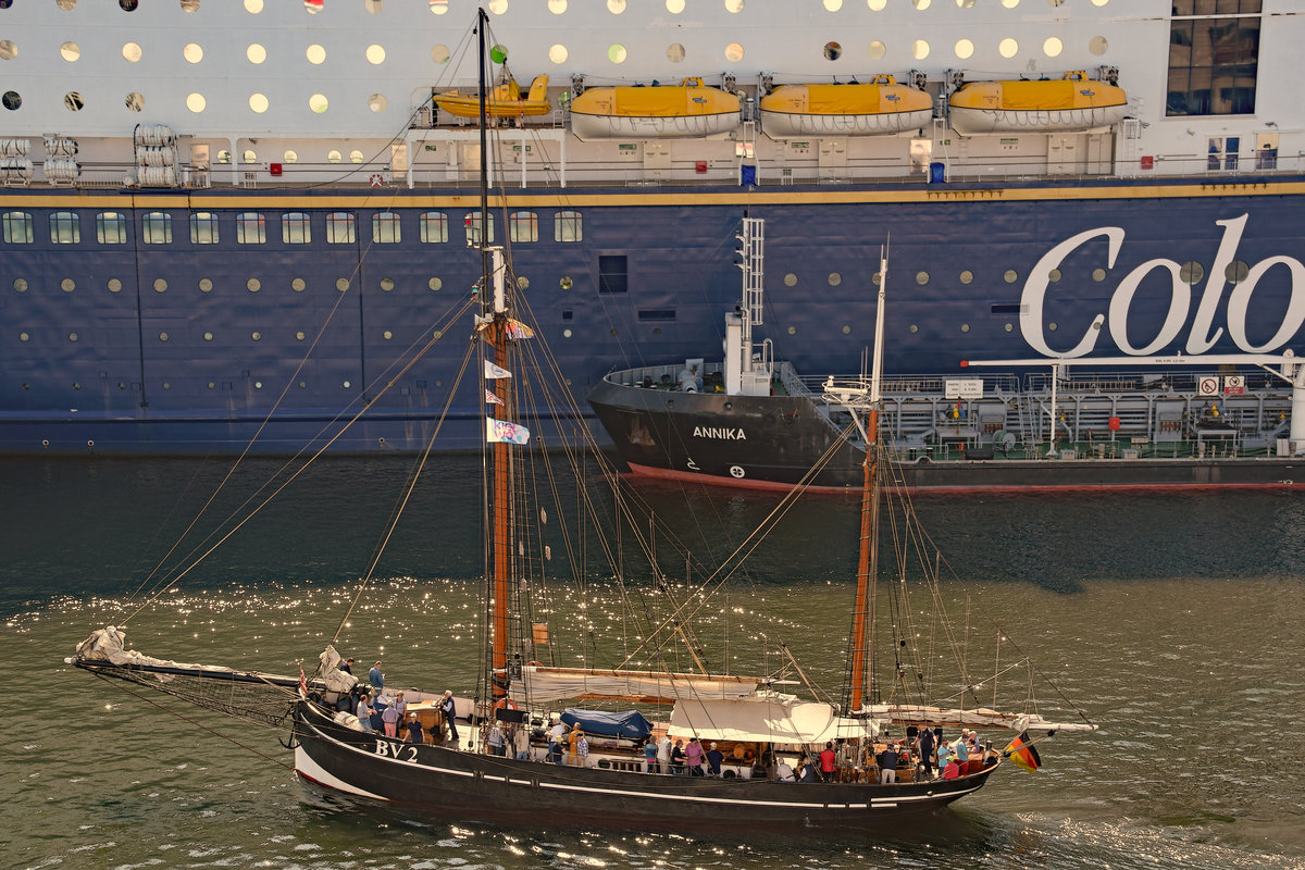 BV 2 VEGESACK am 23.06.2019 im Hafen von Kiel. Der Zweimaster fährt gerade an der COLOR MAGIC vorbei. 