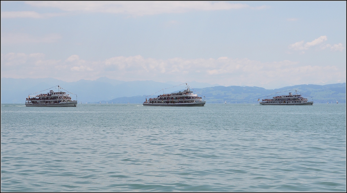 Caesar erobert Britannien... oder der österreichische Kaiser den westlichen Bodensee? MS Baden, MS Stuttgart und MS Schwaben in Formationsfahrt auf dem Bodensee. Im Hintergrund das Appenzell, das durchaus als  widerspenstiges Dorf  durchgehen könnte... Juli 2016.