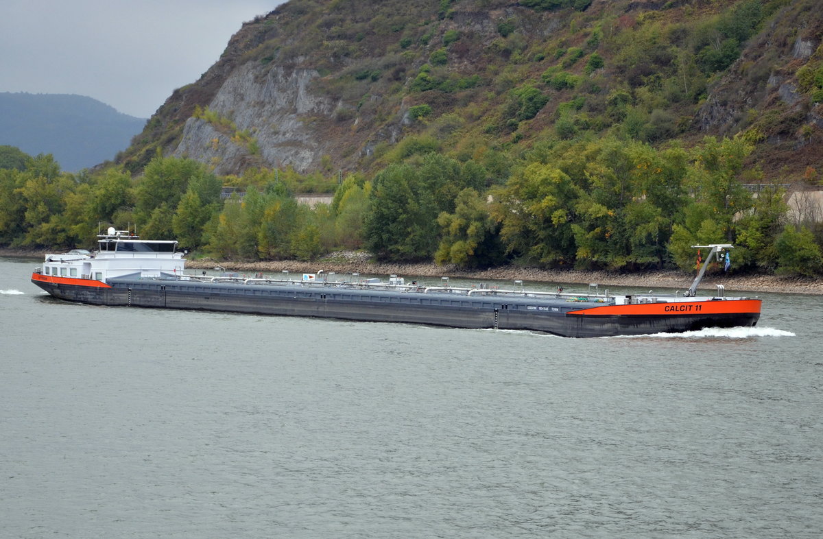 Calcit 11 Tankschiff auf dem Rhein bei Andernach, Lnge: 110m, Breite: 11,45m, Heimathafen Rotterdam, zu bergfahrend am 03.10.16.