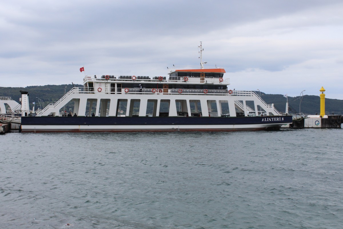 Canakkale (Türkei): Die Auto-und Fahrgastfähre Alinteri-8 liegt am 9. Mai 2014 im Hafen von Canakkale. - Das Fährschiff bedient die Strecke Canakkale - Eceabat.