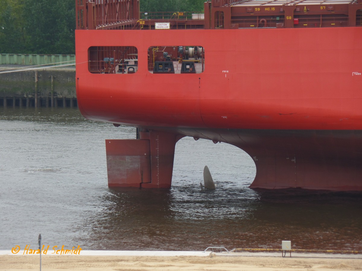 CAP ANDREAS (IMO 9629445) am 6.5.2014, Detailaufnahme des Heckbereiches (Ruder), Hamburg, als Überlieger an den Pfählen in der Norderelbe /
Containerschiff / GT 69,809 / Lüa 270,9 m, B 42,8 m, Tg 14,6 m / 1 B&W-Diesel, 27.060 kW, 36.800 PS, 22,8 kn / 6622 TEU, davon 600 Reefer  / Juli 2013 bei Hanjin, Olongapo, Philippinen / Flagge: Liberia, Heimathafen: Monrovia /
