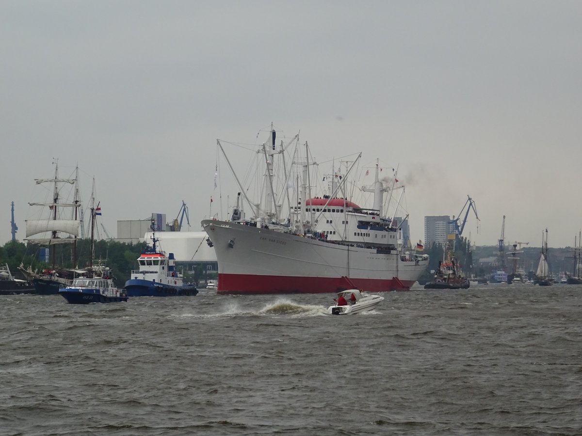 CAP SAN DIEGO bei der Einlaufparade in Hamburg am 10.05.18