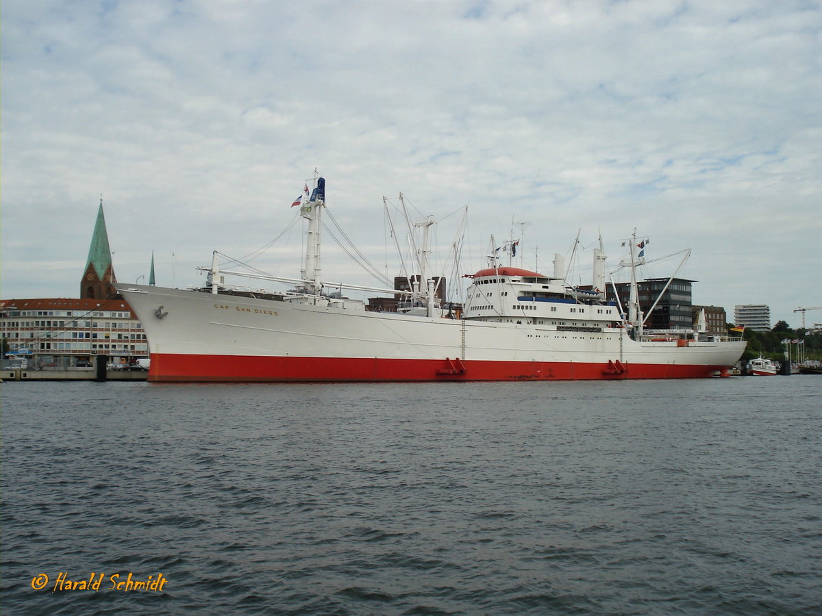 CAP SAN DIEGO (IMO 5060794) am 25.6.2008, Kieler Hafen, Sonderfahrt zur Kieler Woche /

ex Sangria (1986), San Diego (1982), Cap San Diego (1962) / Museumsschiff, Stiftung Hamburger Admiralität, Hamburg / 

Stückgutfrachter /  bei Deutsche Werft Hamburg, 1962,  Nr. 785 / BRZ 9998 / Lüa. 159,4m, B 21,4m, Tg. 8,4m / 1 MAN 9-Zyl. 2-Takt Diesel, 8569 kW, 11643 PS, 19 kn /  12 Pass. /
