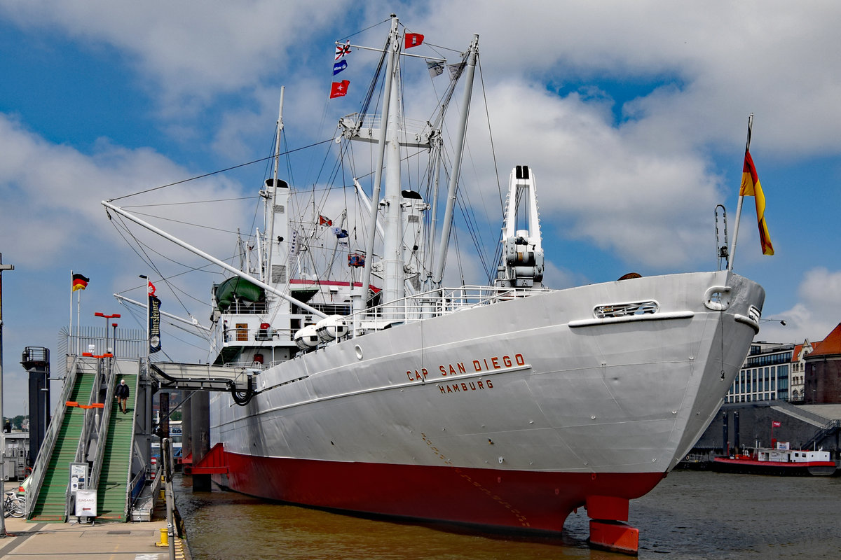 CAP SAN DIEGO (IMO 5060794) am 26.05.2020 an der Überseebrücke im Hafen von Hamburg