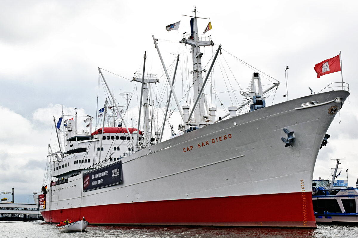 CAP SAN DIEGO (IMO 5060794) mit zum Schiff gehörendem Beiboot am 16.09.2021 an der Überseebrücke im Hafen von Hamburg