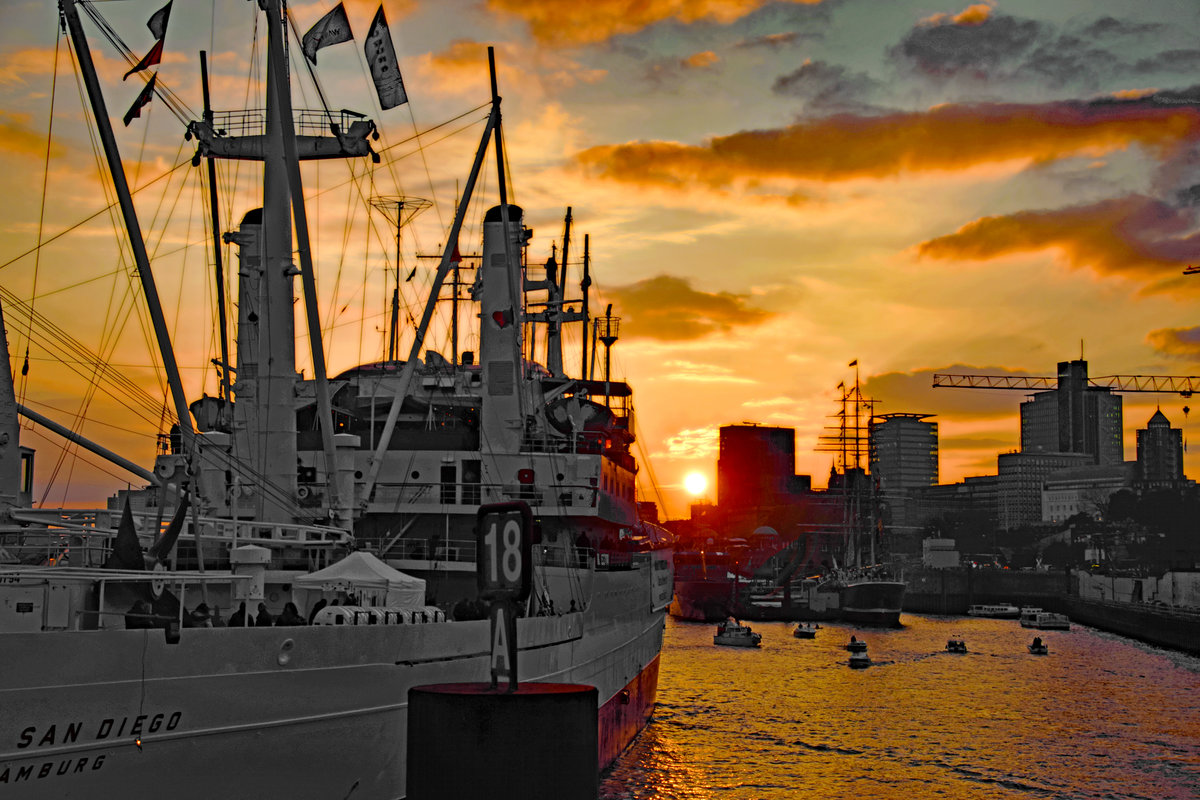 CAP SAN DIEGO im Licht der untergehenden Sonne. Hamburg, 06.05.2017. 