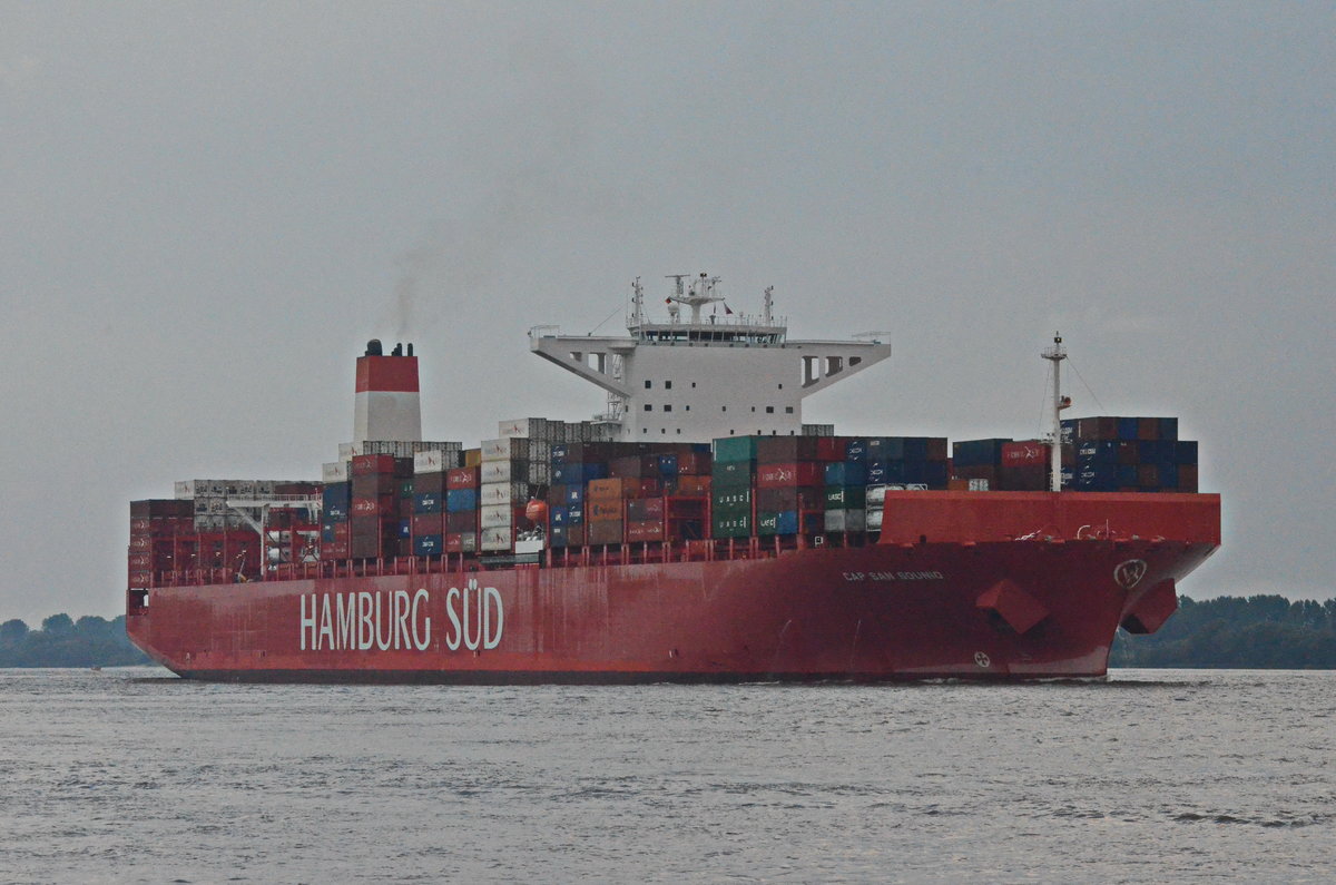 Cap San Sounio, Containerschiff von Hamburg Sd. Heimathafen Singapore, IMO: 9633953, TEU 9600, Lnge 333,15 m, Breite 48,25 m.  Bei Wedel auslaufend am 25.09.17.