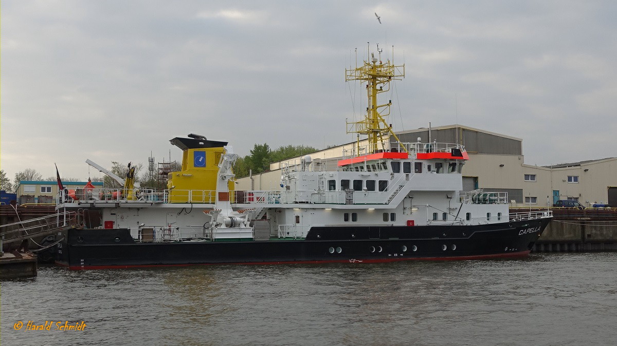CAPELLA  (IMO 9296949) am 23.4.2019, Hamburg, an der Lürssen/Norderwerft im Reiherstieg /
Vermessungsschiff / BRZ 552 / Lüa 4302 m, B 10,8 m, Tg 1,6 m / 2 Diesel, MTU,  Typ: 8 V 2000 M60, ges. 800 kW (1088 PS), 12 kn  / zwei flachgehende Vermessungsboote gehören befinden sich an Bord / gebaut 2003 bei Fassmer, Berne-Motzen / Eigner: Bundesverkehrsministerium, Betreiber: Bundesamt für Seeschifffahrt und Hydrographie (BSH)  / Flagge: Deutschland, Heimathafen: Rostock / benannt nach dem Stern Capella im Sternbild Fuhrmann /