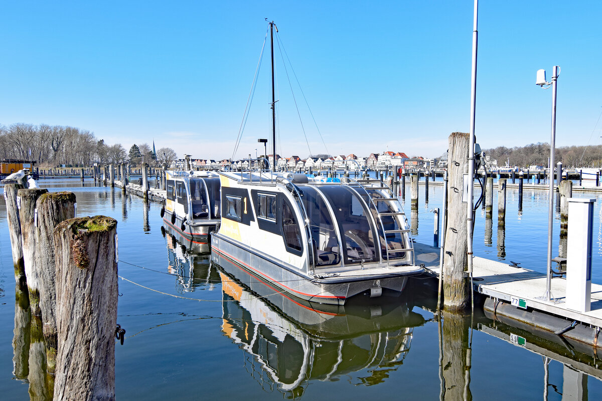 Caravanboote HL-368 und HL-369 / SlowDown Travemünde. Passathafen Travemünde.
Ab Frühjahr 2022 kann man mit den beiden Caravanbooten die Trave mit ihren romantischen Seitenarmen bis nach Lübeck befahren. Die Boote sind mit Dusche und WC ausgestattet. Der Skipper braucht einen Sportbootführerschein.
Aufnahme vom 13.03.2022