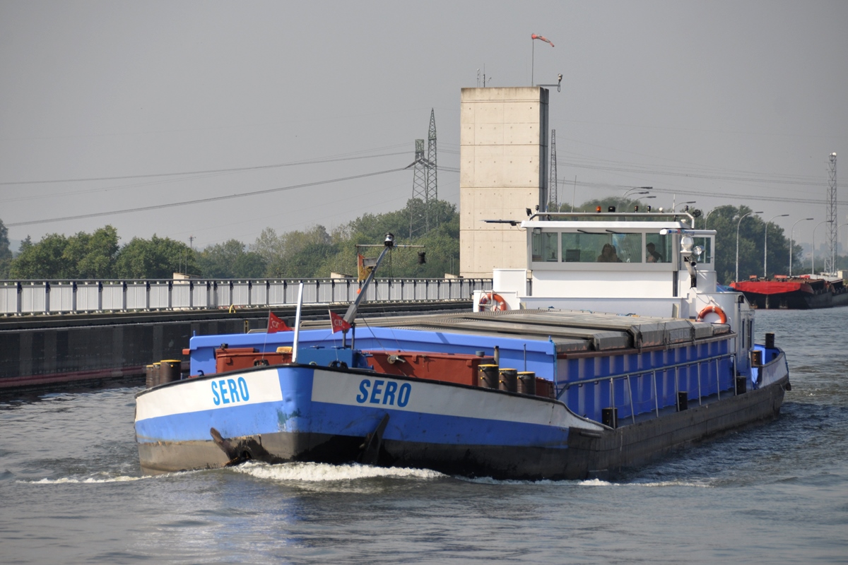 Cargo-Schiff SERO (ENI 02316481 / MMSI 211545700) auf der Kanalbrücke Magdeburg (Mittellandkanal) über die Elbe (Wasserstraßenkreuz) (2013-08-29)