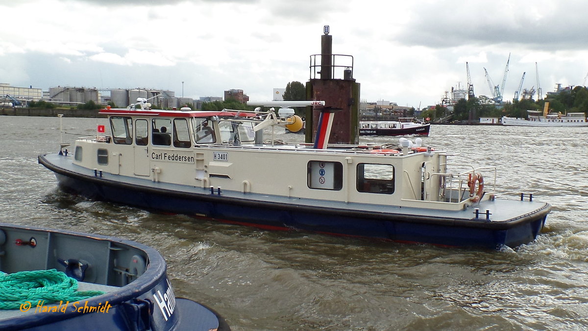 CARL FEDDERSEN (H3401) am 21.8.2017, Hamburg, Elbe, vor der Überseebrücke / im neuen Farbkleid: blauer Rumpf / 

Barkasse / Lüa 17,76 m, B 4,42 m / gebaut 1979 bei Grube, HH-Oortkaten / Aufgaben: Inspektions- und Kontrollfahrten, Werkstattschiff der HPA  / 
