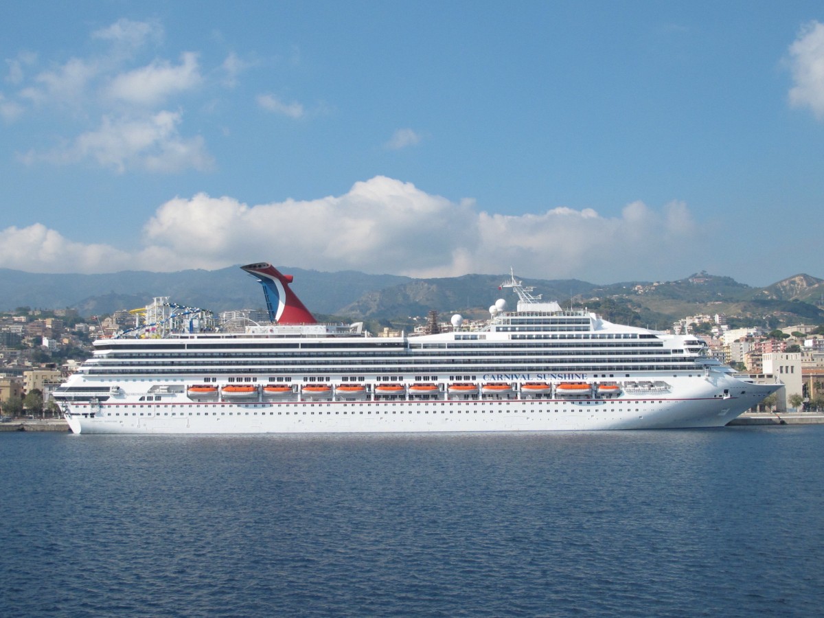 Carnival Sunshine am 27. Oktober 2013 in Messina.