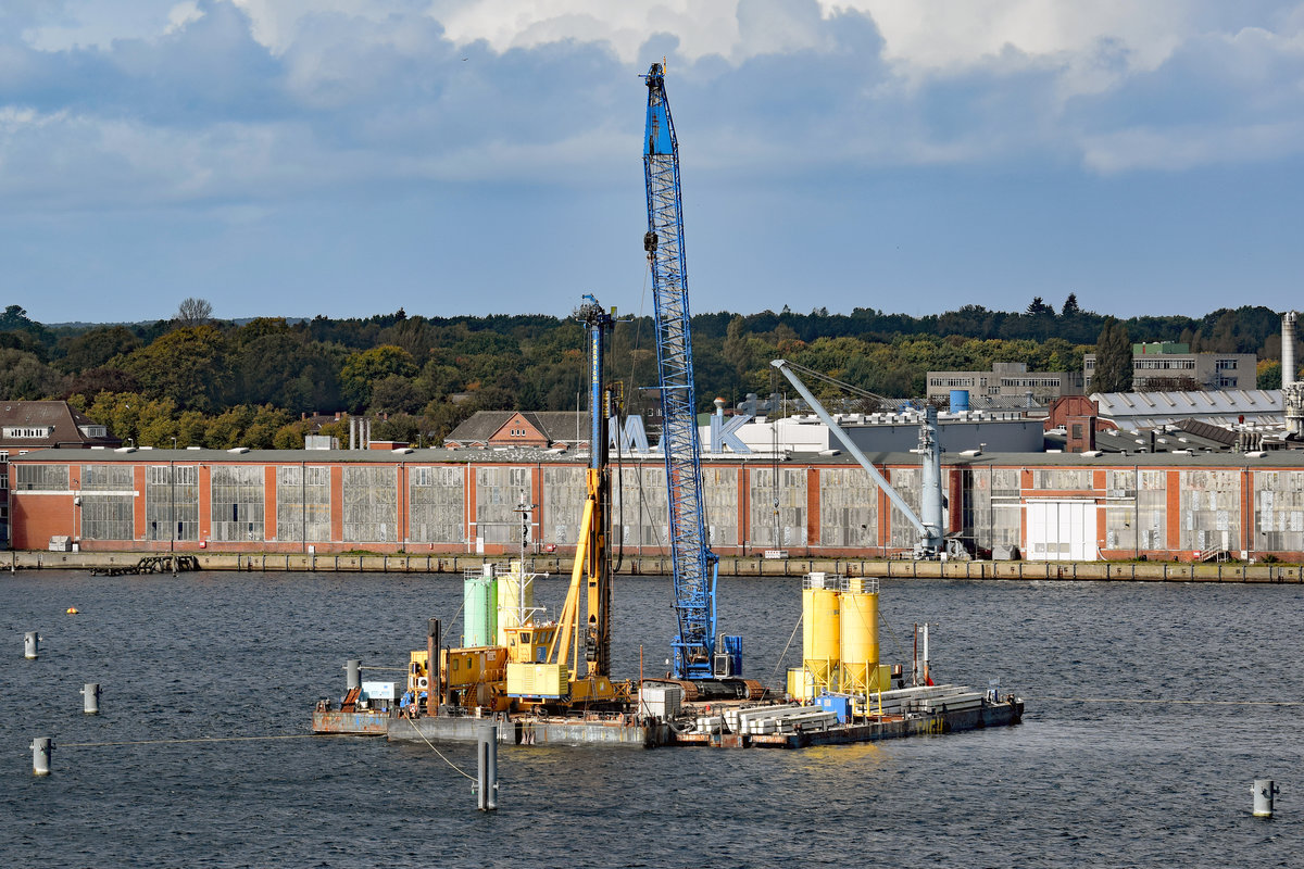 Carrier I, registriert in Nordenham, am 3.10.2017 in Kiel. Europa-Nr.05306470, Länge: 46,22 m, Breite: 9,53 m, Tiefgang: 1,86 m, Tragfähigkeit: 560,774 t, Bauwerft: Stami BV, Dordrecht, 
kein Antrieb