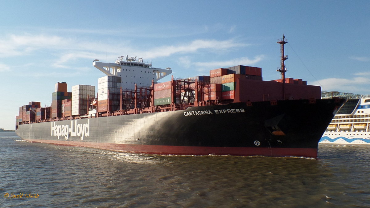 CARTAGENA EXPRESS (IMO 9777618) am 23.5.2018: Hamburg anlaufend, Elbe Höhe Bützfleth  / 

Kühlcontainerschiff / BRZ 118.945  / Lüa 333,2 m, B 4,28 m, Tg 14 m / 1 Diesel, MAN B&W 7S90ME-C10.5 , 34.224 kW (46.532 PS), 21 kn / 11.519 TEU einschl. 2.100 Reefer / gebaut 2017 bei Hyundai Samho Heavy Industries, Südkorea  / Eigner: Hapag-Lloyd, Hamburg  / Flagge: D, Heimathafen Hamburg / 
