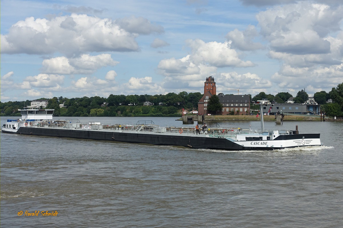 CASCADE (ENI 04806240) am  9.8.2022, Hamburg, Köhfleet  /

Doppelhüllen-TMS / Lüa 100 m, B 11,4 m, Tg 3,64 m / 1 MTU 12 V 4000 Diesel, 1320 kW, 1800 PS, 20 km/h, 1 Bugstrahlruder 390 kW, 530 PS / 2575 t Tragfähigkeit, Laderauminhalt: 2972 m³ / in Dienst 2007 /
