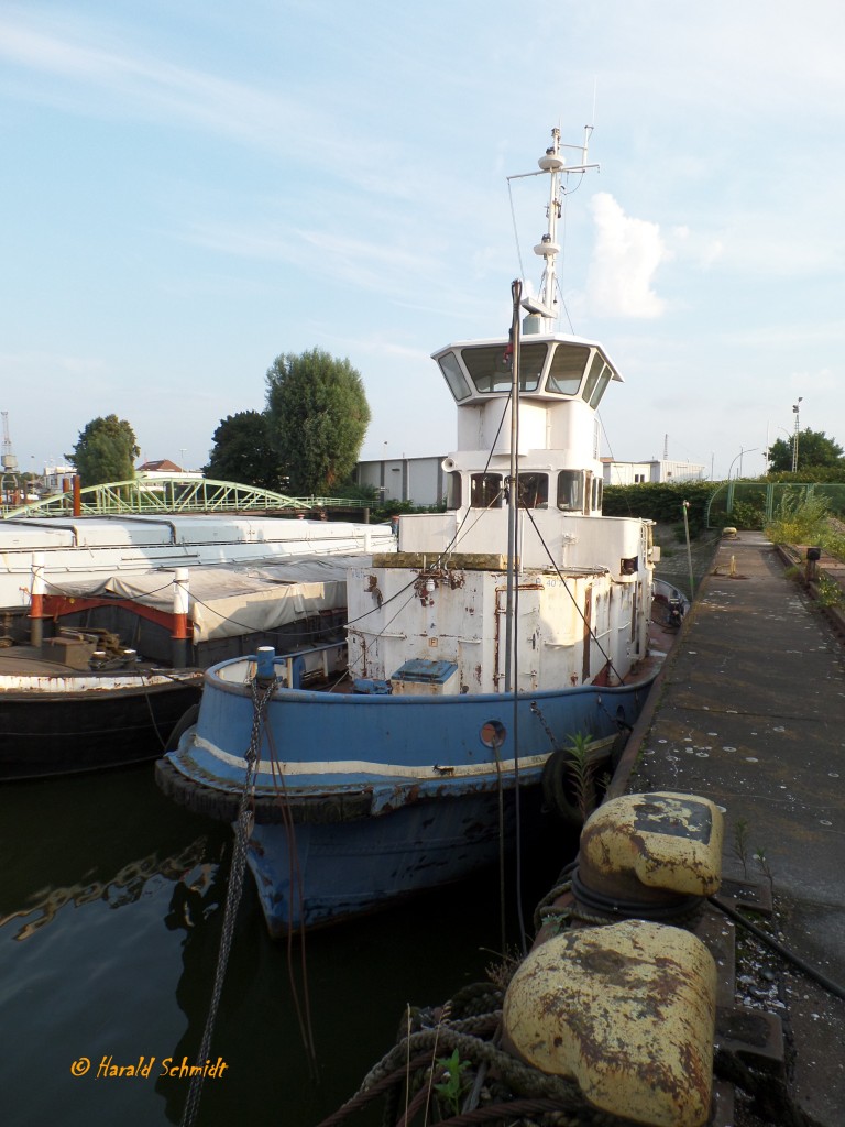 CASTOR (IMO 5136622) am am 30.8.2015, Hamburg, Hansahafen, Bremerkai, Hafenmuseum Schuppen 50 / 
Ex-Name: GRÖPELINGEN (URAG)
Schlepper / BRT 105 / Lüa 23,16 m, B 6,2 m, Tg 3,3 m / 1 Deutz-Diesel, SBV 6M 545, 750 PS, 1 Voith-Schneider Antrieb, 11 kn, Pfahlzug 10 t / gebaut 1959 bei Jadewerft Wilhelmshaven /
