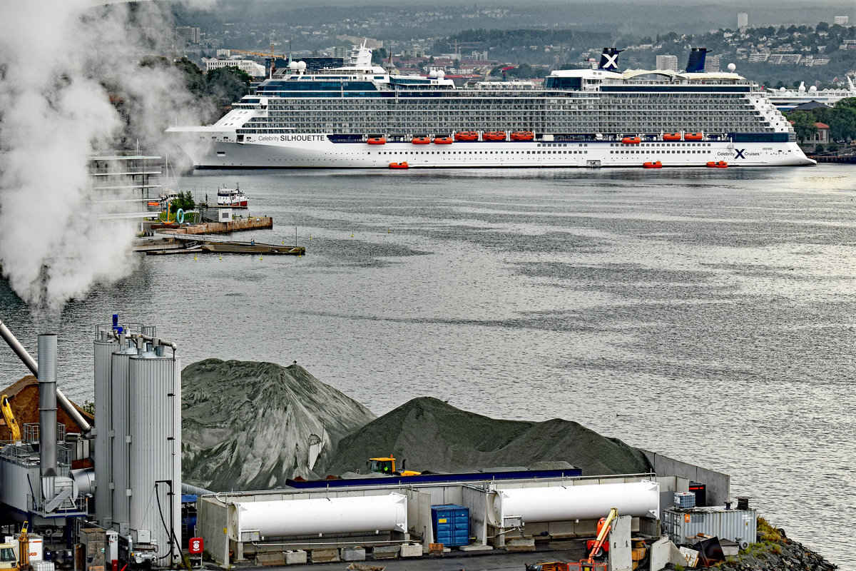 Celebrity Silhouette im Hafen von Oslo. Drei Rettungsboote sind zu Wasser gelassen worden. Aufnahme vom 22.08.2016