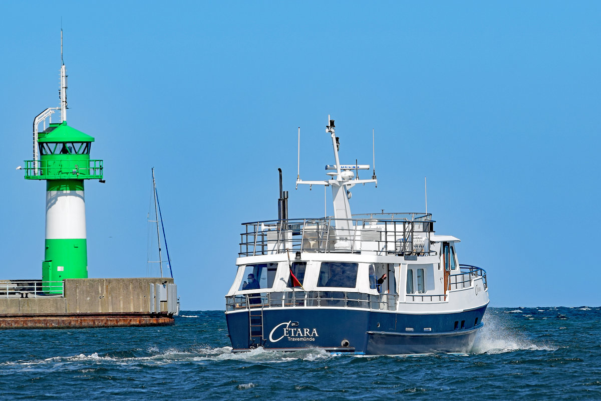 CETARA fährt am 27.04.2021 auf die Ostsee hinaus (hier bei Lübeck-Travemünde). Das Schiff (16,85 Meter lang und 4,80 Meter breit) wurde im Jahr 2005 speziell für Seebestattungen konzipiert und fährt seit Oktober 2009 von Niendorf/O. oder Travemünde aus in die Lübecker Bucht 