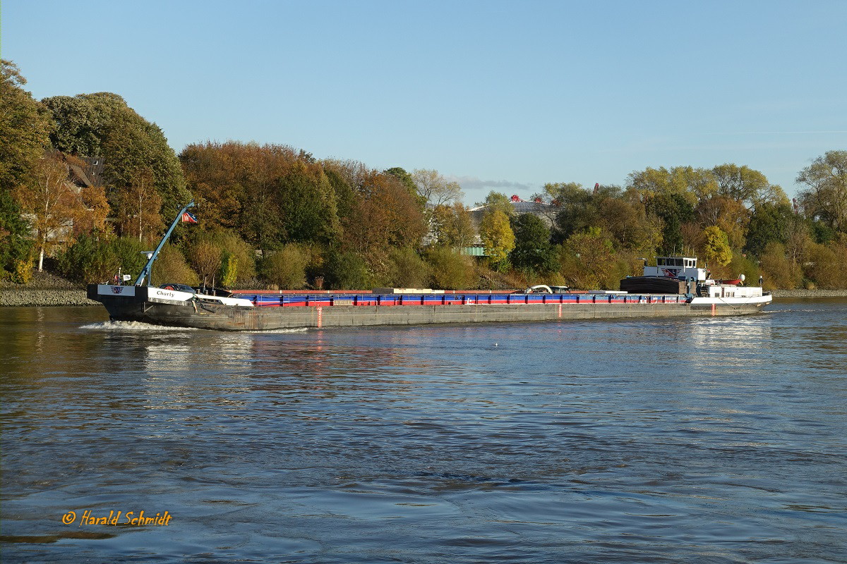 CHARLY (ENI 05001430) am 30.10.2019, Hamburg,  im Köhlfleet /
Ex-Namen: NECKARFRACHT 15 / ELLEN /
SGMS (Schubgütermotorschiff) / L 100 m, B 9,5 m, Tg 3,15 m  / 1 Deutz-Diesel, 993 kW (1350 PS) Tonnage: 2083 t / Flagge: D, Eigner: Walter Lauk, Hamburg / gebaut 1980 bei Deutsche Industrie Werke, Berlin-Spandau /
