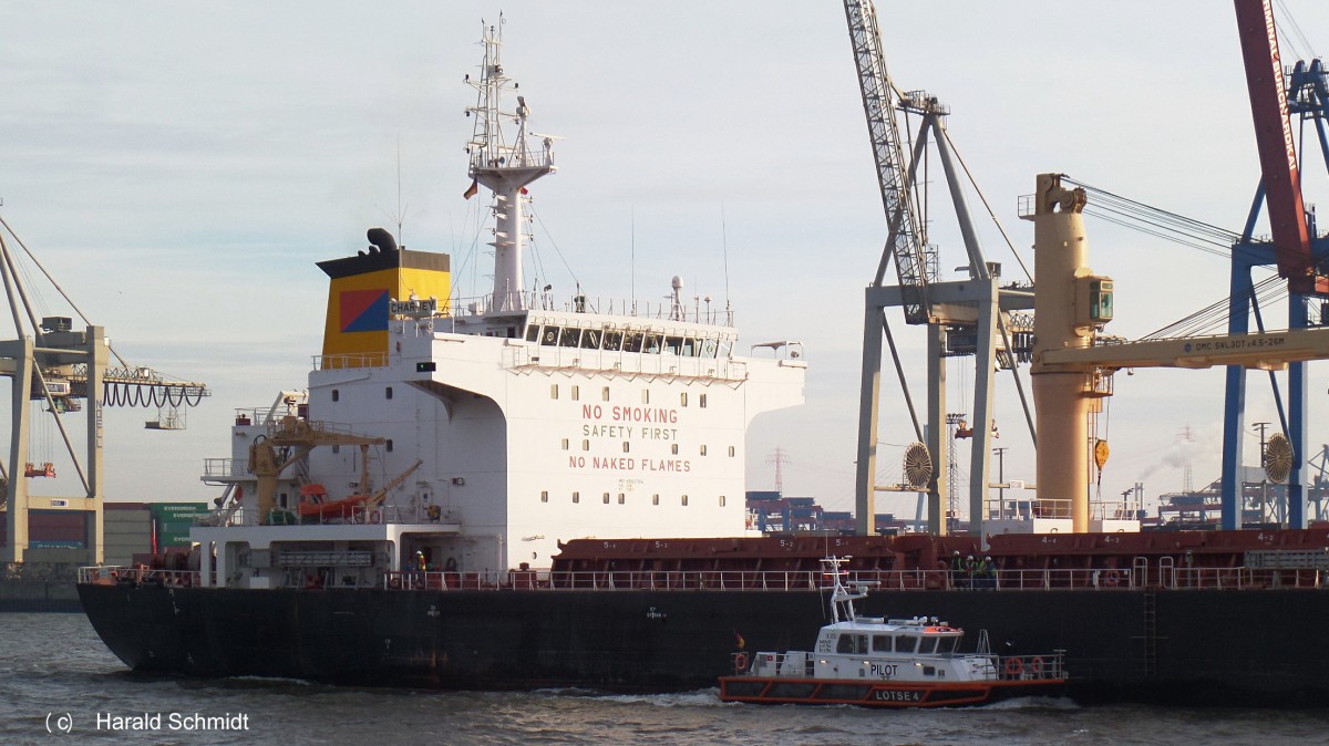 CHARMEY (IMO 9583706) am 18.1.2014 beim Lotsenwechsel (Hafen- auf Elblotse), Hamburg auslaufend Höhe Altona /
Bulker / BRZ 22.697 / Lüa 181,1 m, B 30 m, Tg 9,82 m / 1 MAN-B&W/Doosan-Diesel, 6 Zyl., 8680 kW, 14 kn / gebaut 2011 in Süd-Korea / Flagge: Schweiz, Heimathafen: Basel; Eigner: Seamar Inc. /
