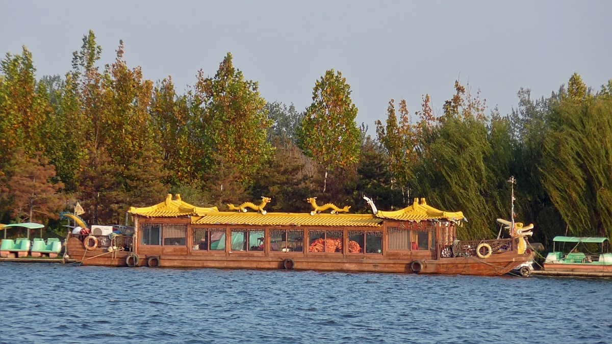 Chinesisches Drachenboot, genutzt als Bootsverleih für Treetboote, in Shouguang am Mihe river, 06.11.11