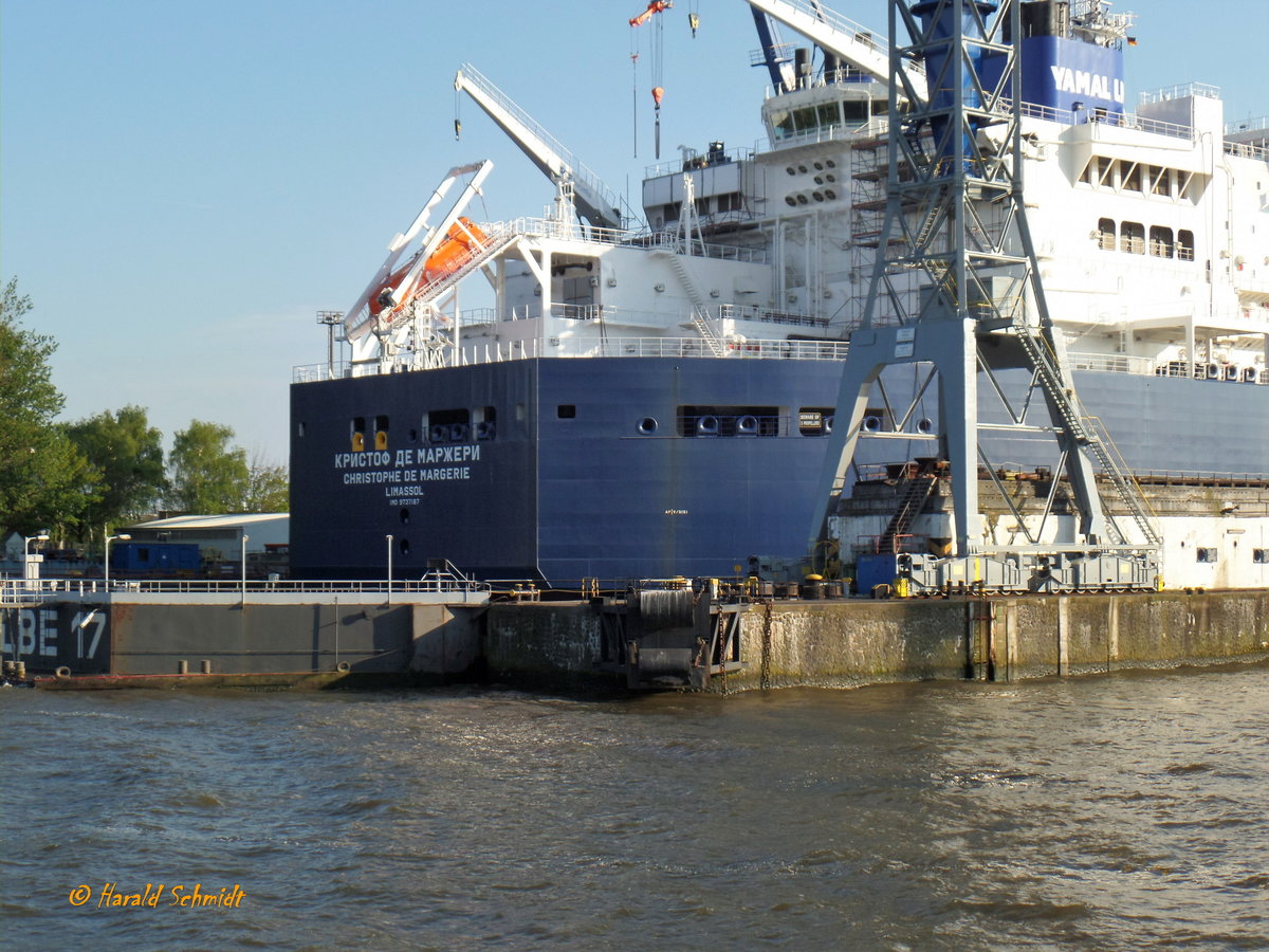 CHRISTOPHE DE MARGERIE (IMO 9737187) am 11.5.2017, Heckpartie mit der umfangreichen Aufschrift, Hamburg, Elbe, im Blohm+Voss Trockendock Elbe 17, zu Garantiearbeiten im Maschinenraum, an den Inneneinrichtungen und Arbeiten am Schiffsrumpf /

Eisbrechender LNG-Tanker / BRZ 128.806 / Lüa 299 m, B 50 m, Tg 10,6 m / Eisklasse: ARC-7, Eisbrecherleistung: 2,1 m / Ladekapazität: 172.600m³ / gebaut 2017 bei Daewoo-Werft, Geoje, Südkorea  / Eigner: Sovcomflot , Manager: SCF Management Services, Zypern /
