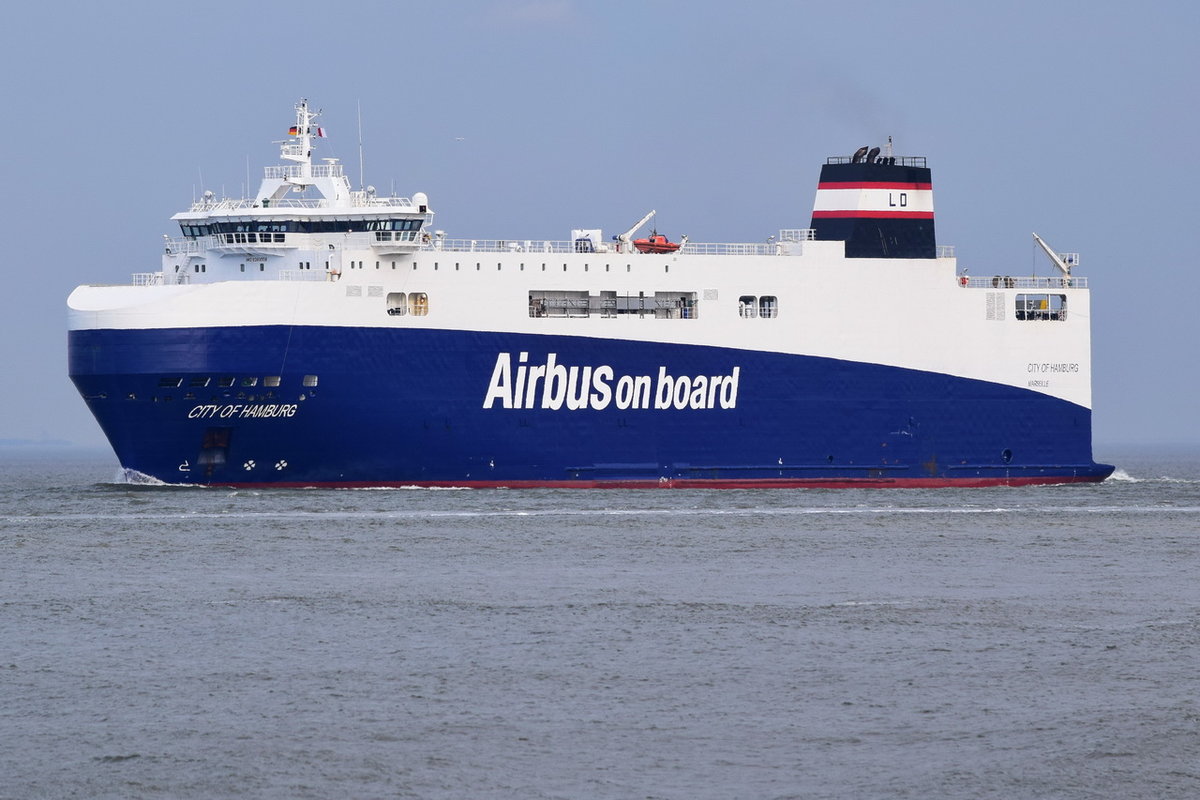 CITY OF HAMBURG , RoRo / ConRo-Schiff , IMO 9383558 , Baujahr 2008 , 126.5 × 20.6m ,    1030 TEU , 03.04.2018 Cuxhaven Alte Liebe