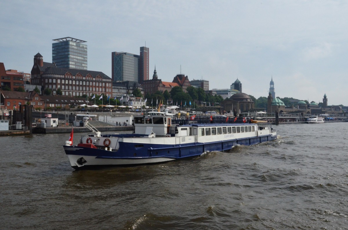 CLASSIC Queen, ein Ausflugsschiff vor den Landungsbrcken in Hamburg am 09. 06.2014. Technische Daten: Lnge 53m, Breite 8,08m,   PLatz  fr 400 Personen