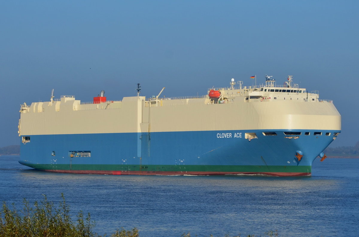 CLOVER ACE , Fahrzeugtransporter ,IMO 9363950 , Baujahr 2008 , 199.99 x 32.26 m , 11.11.2016 Grünendeich