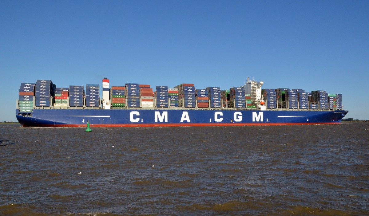 ,,CMA CGM Bougainville`` Containerschiff IMO: 9702144 Heimathafen Marseille befindet sich nun endlich am 11.10, Erstanlauf  auf den Weg nach Hamburg. Baujahr: 2015,  BRZ: 175688,  DWT: 186000 t,  Lnge: 400.00 m,  Breite: 54.00 m,  Tiefgang: 16.00 m,  Maschinenleistung: 67100 KW,  Container: 18.000 TEU,  Geschwindigkeit: 23.50 kn.  Grtes Schiff unter Franzsischer Flagge wurde die CMA CGM BOUGAINVILLE am 25. August ausgeliefert.  Mit ihren knapp 400 m Lnge - etwa 4 Fuballfeldern Ende zu Ende - und 54 Metern Breite, dieser Riese der Meere und ihrer auergewhnlichen Abmessungen, verfgt ber eine Kapazitt von 18.000 TEU. Fotografiert am 11.10.2015 bei Lhe Richtung Hamburg