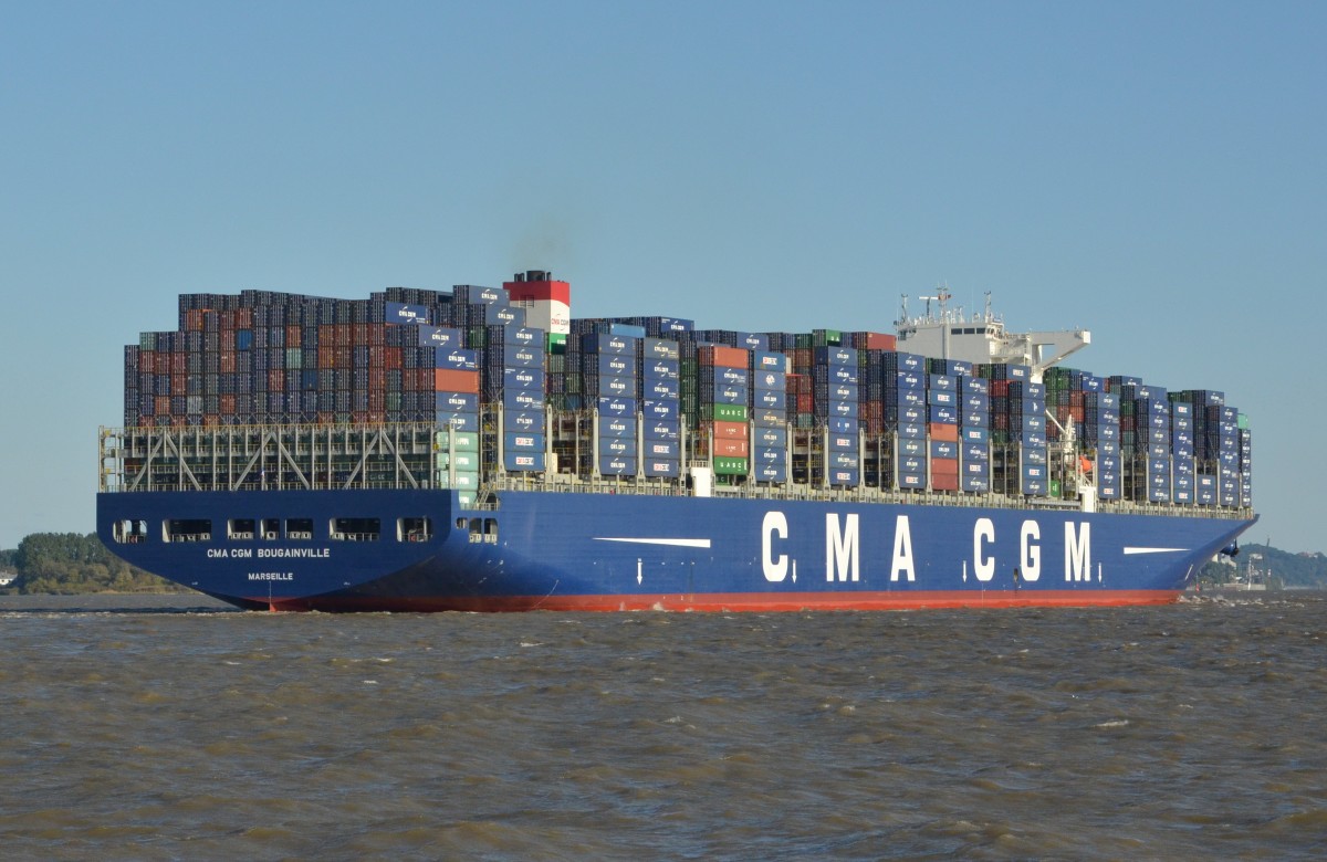 ,,CMA CGM Bougainville`` Containerschiff IMO: 9702144 Heimathafen Marseille, befindet sich nun endlich am 11.10, Erstanlauf auf den Weg nach Hamburg. Baujahr: 2015,  BRZ: 175688,  DWT: 186000 t,  Länge: 400.00 m,  Breite: 54.00 m,  Tiefgang: 16.00 m,  Maschinenleistung: 67100 KW,  Container: 18.000 TEU,  Geschwindigkeit: 23.50 kn.  Größtes Schiff unter Französischer Flagge wurde die CMA CGM BOUGAINVILLE am 25. August ausgeliefert.  Mit ihren knapp 400 m Länge - etwa 4 Fußballfeldern Ende zu Ende - und 54 Metern Breite, dieser Riese der Meere und ihrer außergewöhnlichen Abmessungen, verfügt über eine Kapazität von 18.000 TEU. Fotografiert am 11.10.2015 bei Lühe Richtung Hamburg