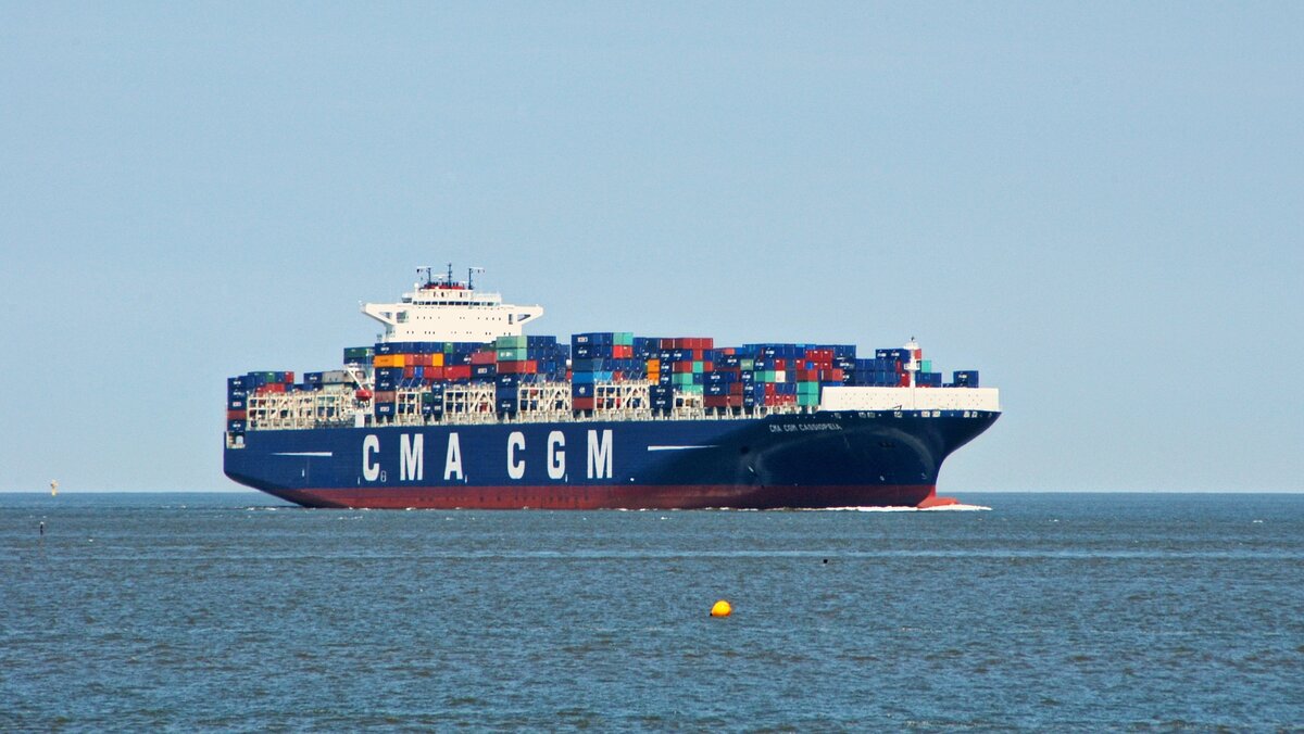 CMA CGM CASSIOPEIA (Containerschiff, Malta, IMO: 9410765) der Reederei CMA CGM elbaufwärts (Cuxhaven, 02.06.2011).