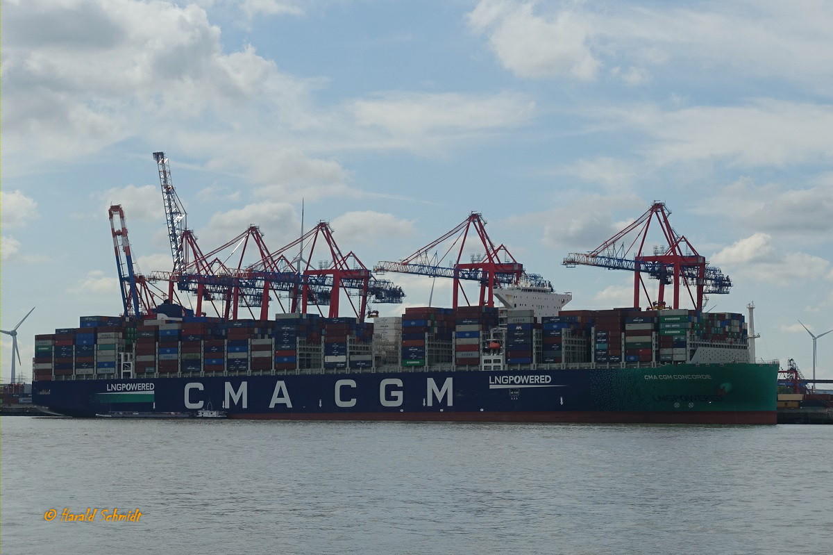 CMA CGM CONCORDE (IMO 9839208) am 9.8.2022, Hamburg, Waltershofer Hafen, Eurogate Container Terminal /
Containerschiff (CMA CGM Megamax-24 Klasse) / BRZ 236583 / Lüa 399,9 m, B 62 m, Tg  m / 1 Zweitakt-Diesel, 63840 kW, 16 kn, Treibstoff: LNG (Flüssigerdgas)  / TEU 22448, davon 2200 Kühlcontainer Anschlüsse  / gebaut 2021 bei  China State Shipbuilding Corporation / Stevendisign senkrecht ohne Wulstbug / Flagge: Frankreich, Heimathafen: Marseille /
