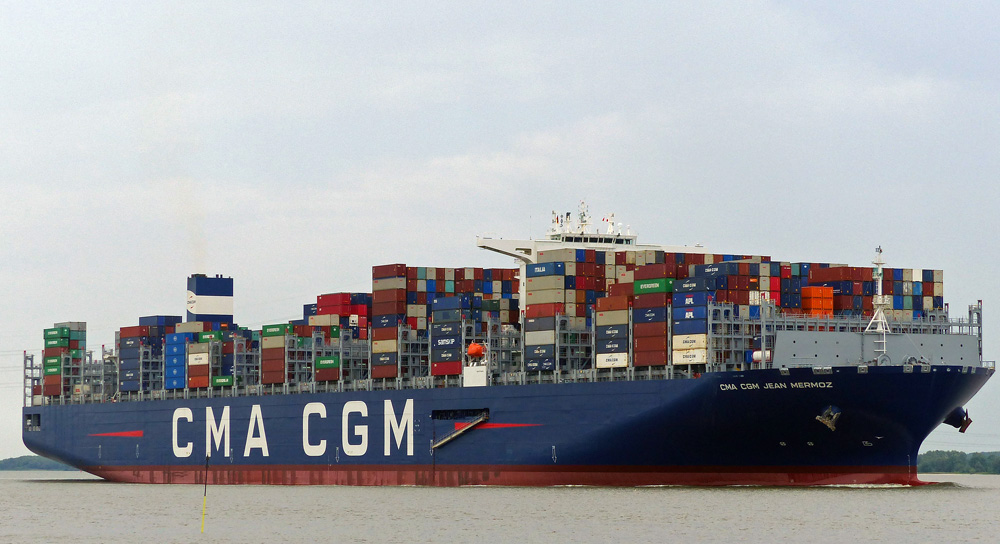 CMA CGM Jean Mermoz. Kurs Hamburg am 12.07.2018
Bruttoraumzahl:  199000
Tragfahigkeit:  199855 t
Gesamtlänge x Grösste Breite:  400m × 59m
Baujahr:  2018

