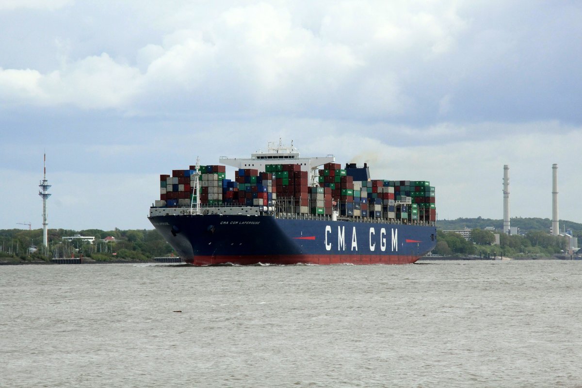 CMA CGM Laperouse (IMO 9454412 , 365,5 x 51,2m) am 03.05.2019 auf der Elbe bei Wedel zu Tal.