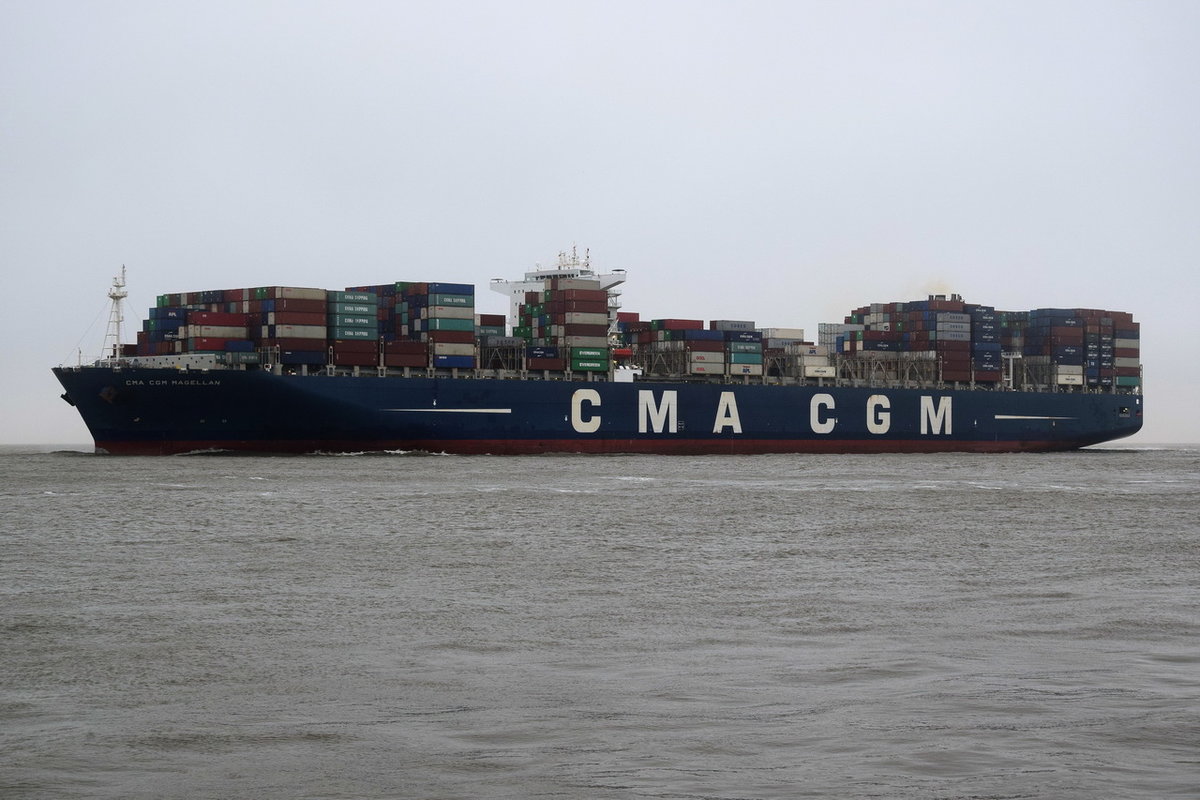 CMA CGM MAGELLAN , Containerschiff , IMO 9454424 , Baujahr 2010 , 365.5 × 51.2m ,13344 TEU  , 23.12.2017 Cuxhaven